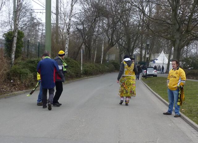 BVB-Fans, einer im selbstgefertigten Gehrock