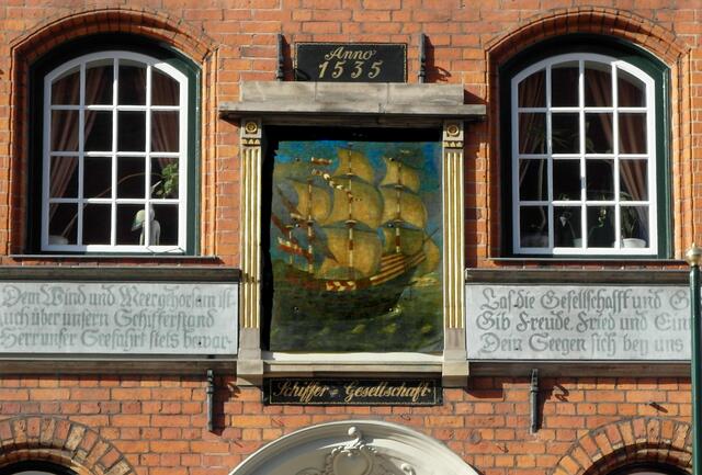 Am "Haus der Schiffergesellschaft" - ein großes Mittelgemälde mit Koggenmotiv