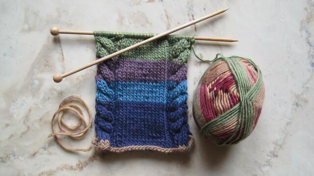 Mit 2 Nadeln Stärke 8 über 38M und 40R zunächst ein Rechteck stricken, dann die Maschen auf vier Nadeln eines Nadelspieles verteilen und in glatten Runden weiterstricken