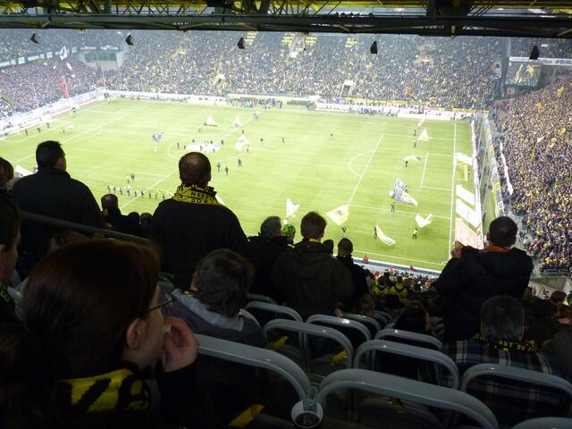 Gleich ist Anpfiff, aber erst noch "We never walk alone" aus vollen Kehlen gesungen!