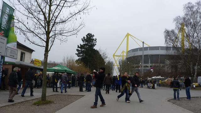 Bevor es ins Stadion geht gibt es noch eine Currywurst und Bier aus der Bude von Tante Trude zur Stärkung