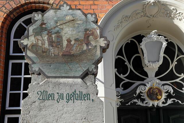 Linke Außenstelle vor dem Eingangsportal