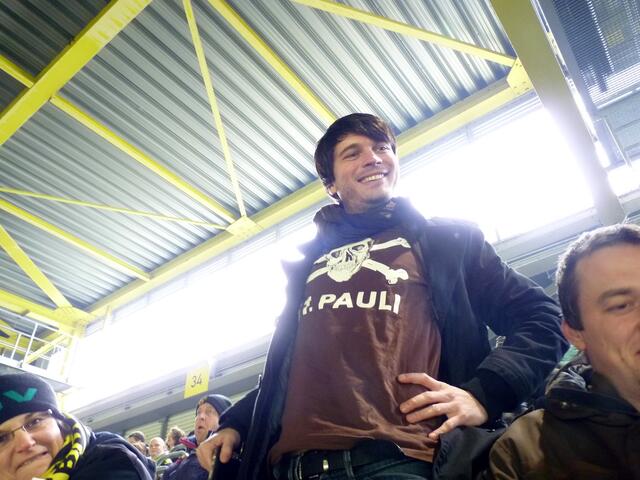 Ein Pauli - Fan inmitten der Borussen