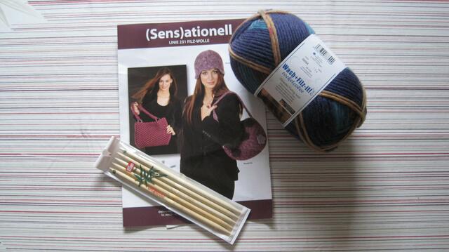 Mit spezieller Filzwolle, einem Nadelspiel Nr.8, einem Nadelpaar Nr.8 und einer Zopfstricknadel kann es los gehen