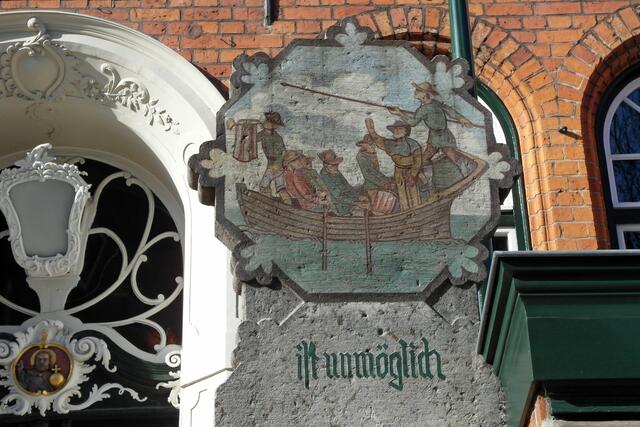 Rechte Stele vor dem Eingangsportal