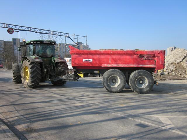 der Traktor rangiert durch die Enge Einfahrt ....