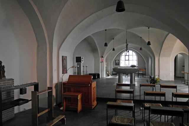 Die Krypta (Foto) der Herz-Jesu-Kirche sowie die Lutherkirche in Lübeck sind dem Gedenken der Geistlichen gewidmet.