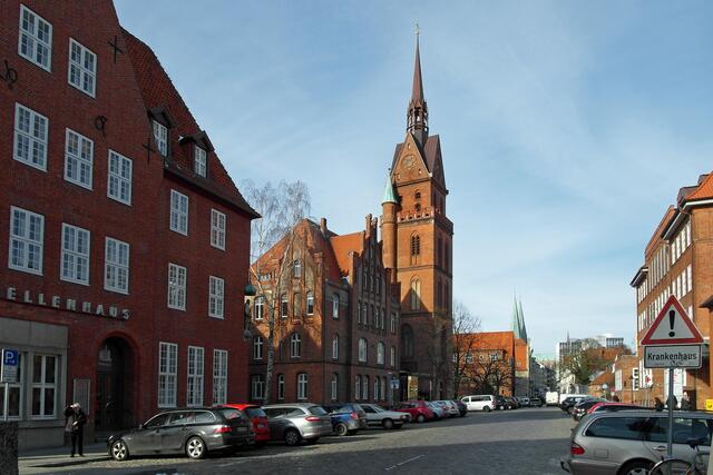 Die Lübecker Herz-Jesu-Kirche an der Straße "Parade"