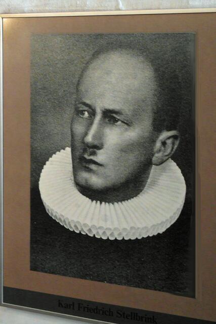 Im Zugangsbereich der Krypta hängt auch das Portät des evangelischen Pastors Karl Friedrich Stellbrink.