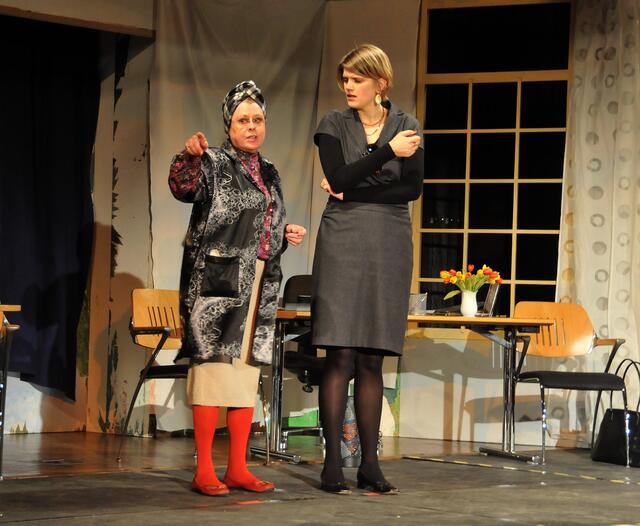 Hat sie mehr zu verbergen als einen Liebhaber) Putzfrau Lilli ermittel (Irmel Henco und Hanna Jessen).