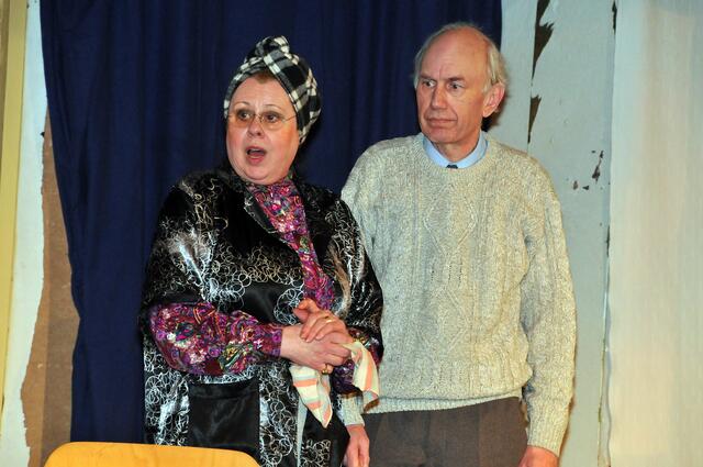 alte Bekannte: Putzfrau Lilli und Kommissar Becker (Rainer Picht).