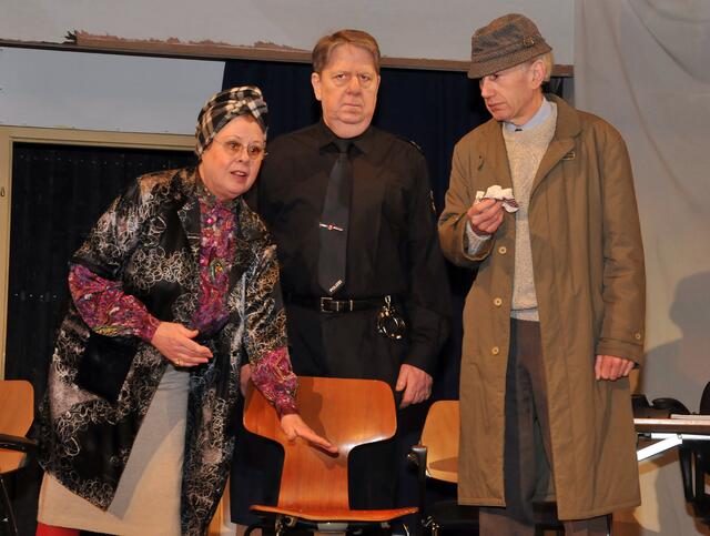 Hier lag die Leiche: Kommissar Becker bleibt skeptisch.