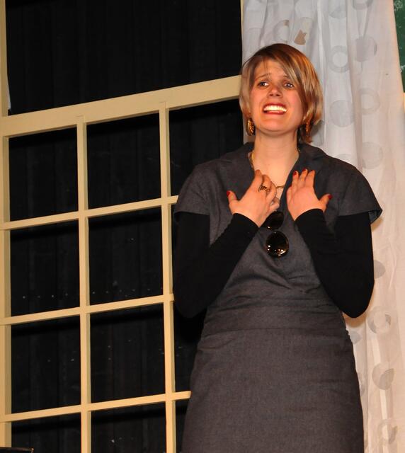 Hanna Jessen als Ursula Heinemann,  Ehefrau eines Verdächtigen.