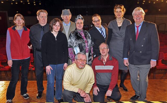 Sie bringen alle die Krimikomödie auf die Bühne: Das Südstädter Komödchen.