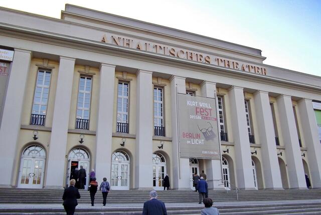 Bei der Erweiterung des Theaterbaus 1817 entstand diese klassizistische Säulenfassade von Carlo Ignazio Pozzi. --- Am 17.01.1931 fand die erste Aufführung der "Dreigroschenoper" von Kurt Weill in Dessau statt, der 1900 hier geboren wurde.