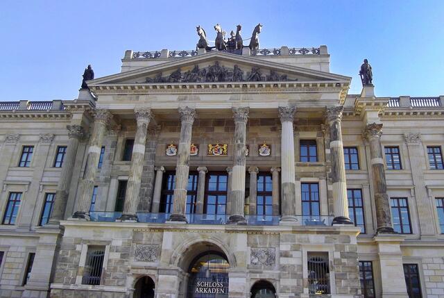 Hinter der geschichtsträchtigen Fassade des alten Braunschweiger Schlosses ist heute ein Konsumtempel entstanden.