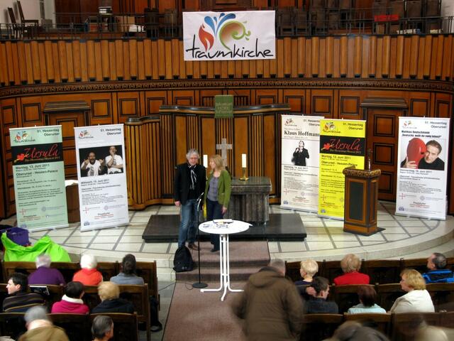 Schon vor Beginn stimmen viele Plakete auf die Hessentagskirche ein.
