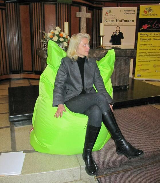 Petra Schwermann im Sitzsack