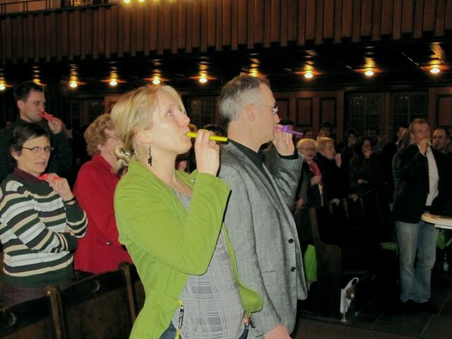 Die letzten Takte von "Komm, Herr segne uns" werden mit Kazoo angestimmt.