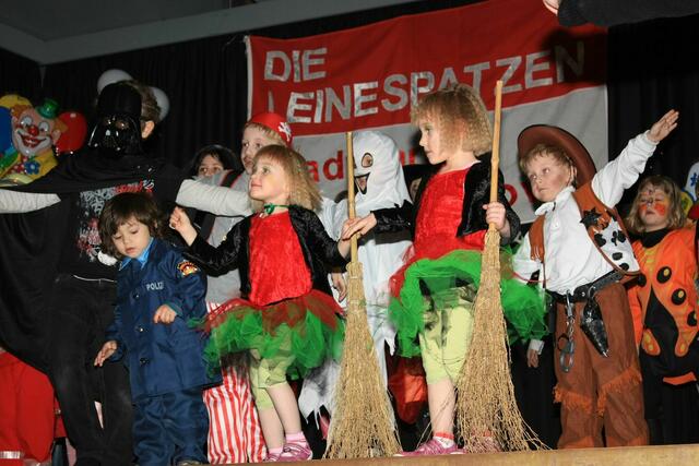 Die Kinder tanzen mit