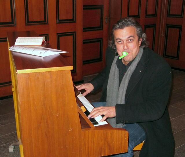 Pianist Jose Rodriguez mit Kazoo