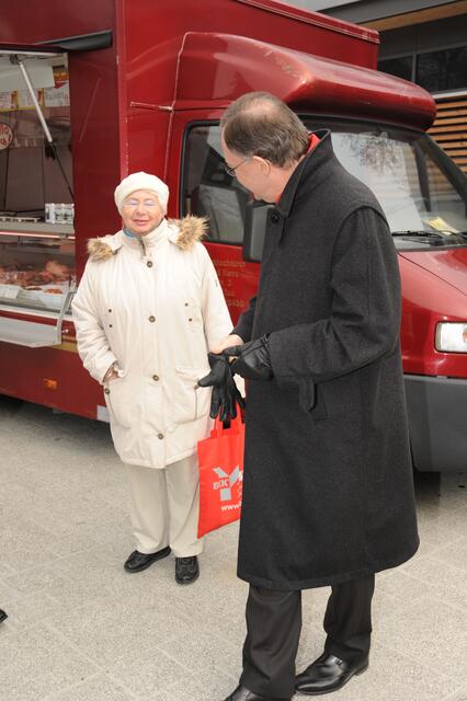 Ein freundlicher, gut gelaunter OB auf dem Wochenmarkt.