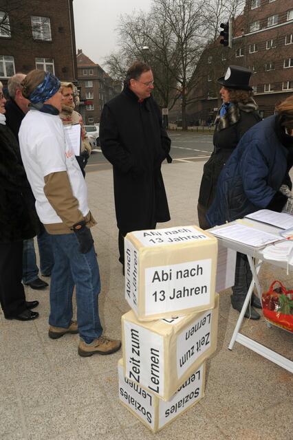 Er wünschte den Damen Glück.