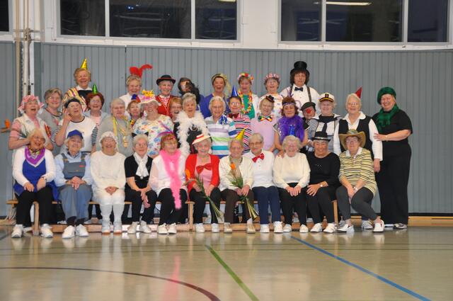 Die Gymnastikdamen in Feierlaune und Kostüm