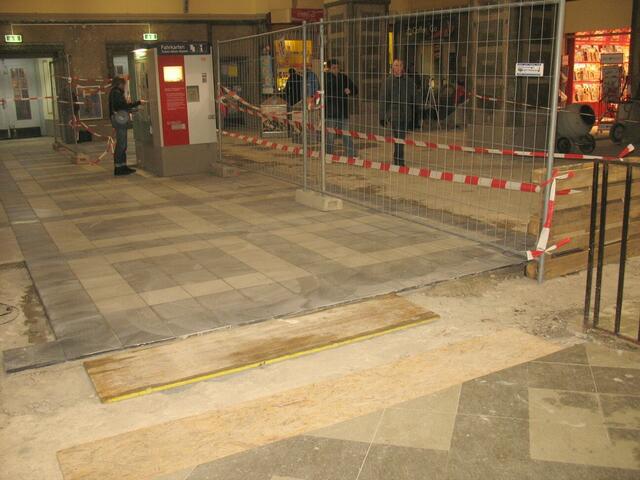 Neuer Boden für die Bahnhofshalle (20.10.2010)