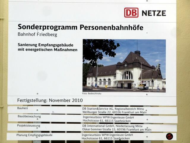 Bauschild vor dem Bahnhof (31.12.2010)