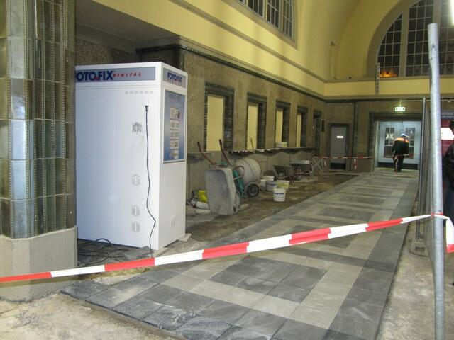 Neuer Boden für die Bahnhofshalle - hinter dem Fotofix wird der Eingang für McDonalds entstehen. (18.10.2010)