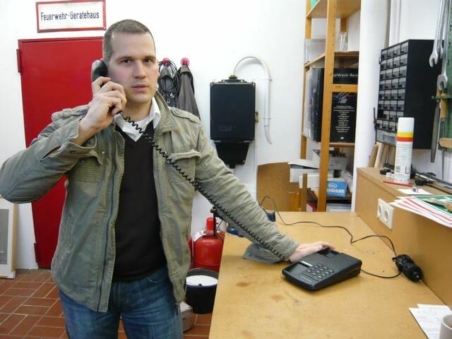 Stephan Kampke (Berufsfeuerwehr Hannover) übte mit den Kindern den Notruf