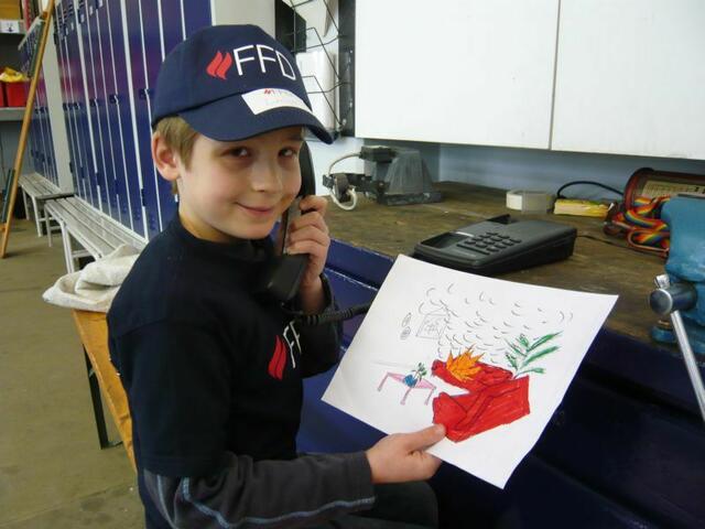 Mitglied der Kinderfeuerwehr Davenstedt beim "Notruf"