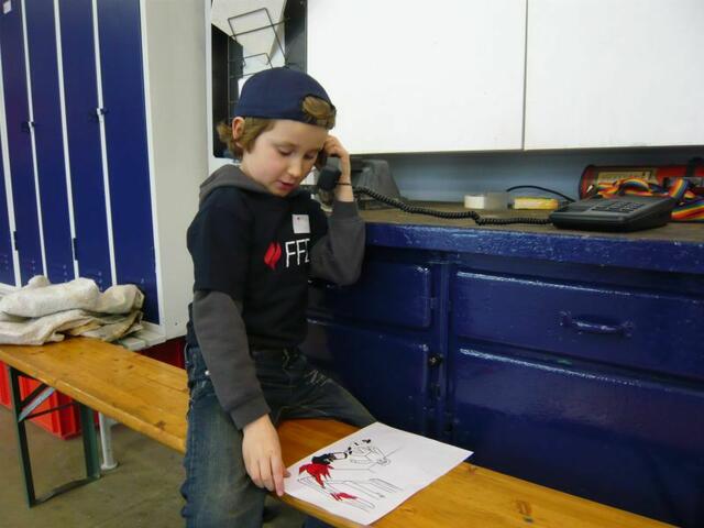 Mitglied der Kinderfeuerwehr Davenstedt beim "Notruf"