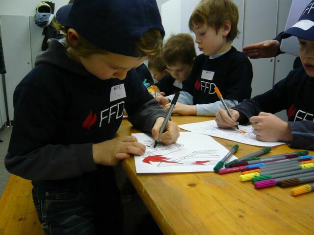 Die erste Gruppe konnte zunächst verschiedene Malvorlagen auswählen