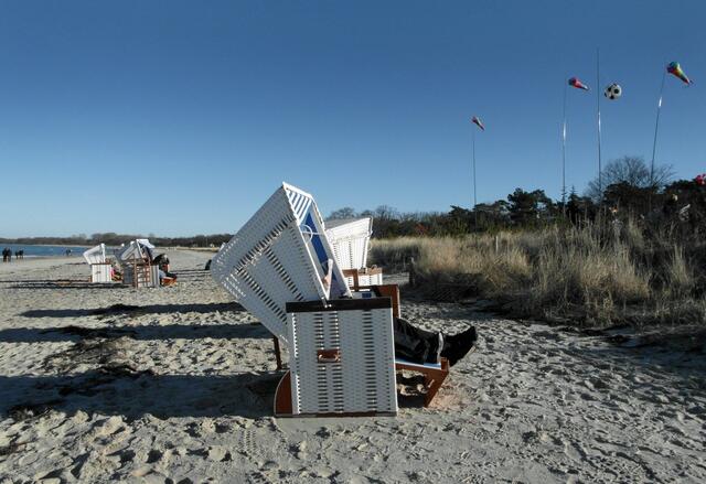 Die Vorboten des Sommer stehen jetzt schon da: Strandkörbe an der Ostsee bei Boltenhagen.