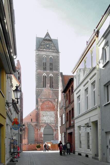 Die Sicht von der Sargmacherstraße auf die Ostseite des mächtigen Marienkirchturms