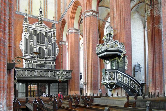 Gelegentlich können die Besucher im Kircheninneren von St. Nikolai die große Orgel hören.