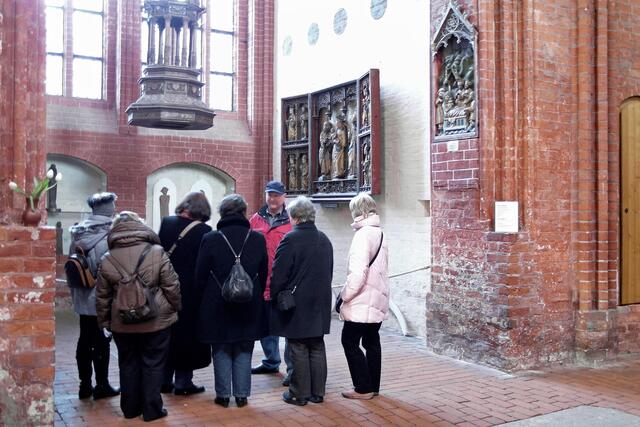 Eine Vielzahl an Sehenswürdigkeiten bietet die dreischiffige Backsteinbasilika, deren Bau um 1270 begonnen wurde und die den Namen des Schutzpatrons, des heiligen Nikolaus, trägt.