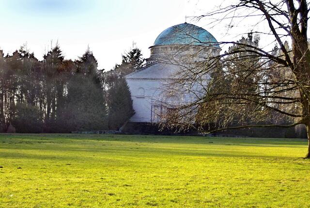 Das am Rande des Schloßparks gelegene Mausoleum ließ der letzte regierende Fürst Adolf in den Jahren 1911 bis 1916 erbauen. Architekt war der Berliner Professor Paul Baumgarten.