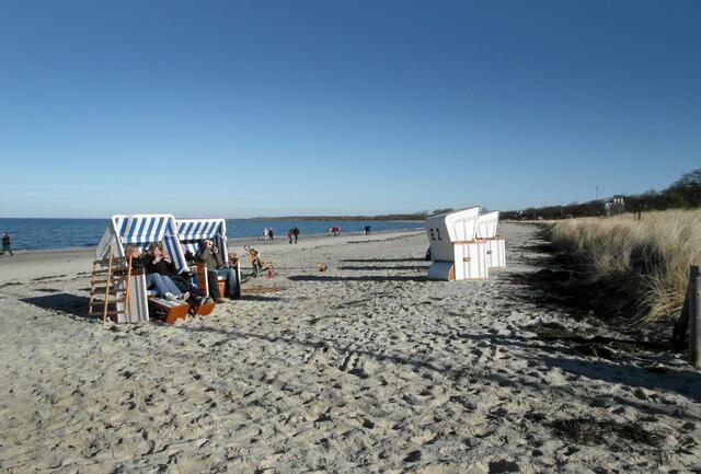 Strandbesucher genießen für eine halbe oder ganze Stunde die windgeschützten Strandkorbplätze.