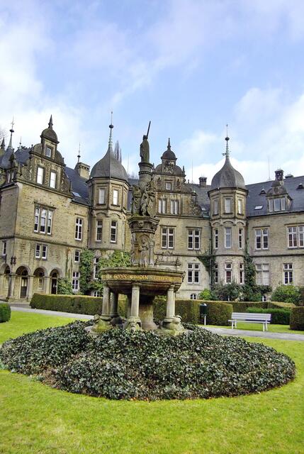 Tugendbrunnen vor dem Schloss Bückeburg