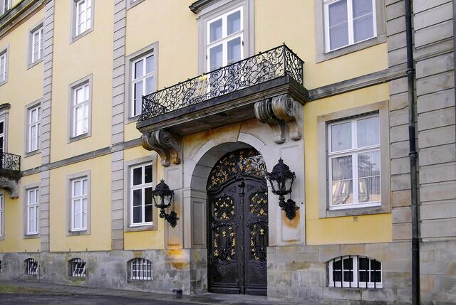 Der Ostflügel des Schlosses ist das zweite Kavalierhaus. Heute wohnt hier der Fürst zu Schaumburg-Lippe.