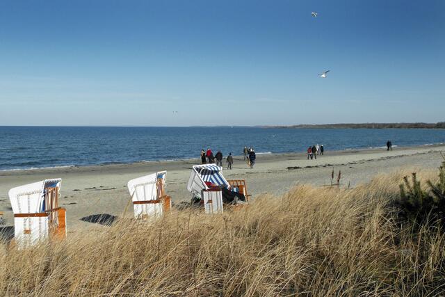 Die Urlauber in Boltenhagen freut es, dass das Strandkorbgeschäft so früh begonnen hat.