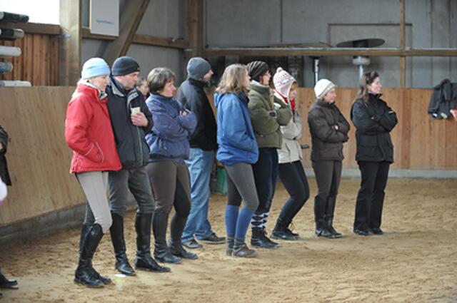 Konzentriert beobachten Reiterinnen und Reiter des RV Wilkenburg die vorgestellten Lektionen.