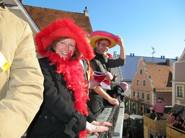 Herrliches Wetter ... so macht's Spass. Gast Frau Wagner und Herr Caesmann vom Cafe Madlon mit Sombrero.