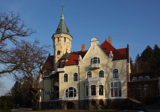 Liegt südlich von Koszalin: Hotel Schloss Bursztynowy