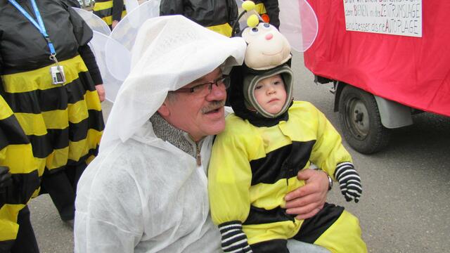 Imker mit Baby-Bienchen