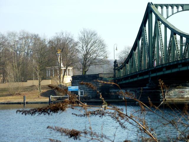 Drüben ist Berlin mit dem Glienicker Schlosspark.