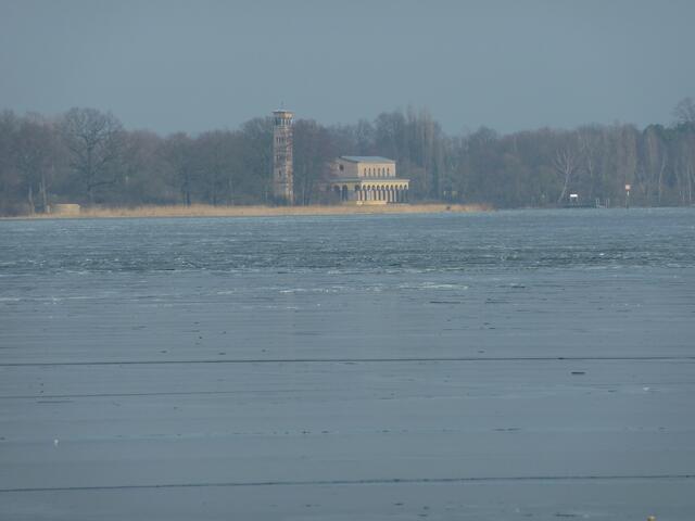 Die Heilandskirche im Schlosspark Sacrow bei leicht diesigem Wetter